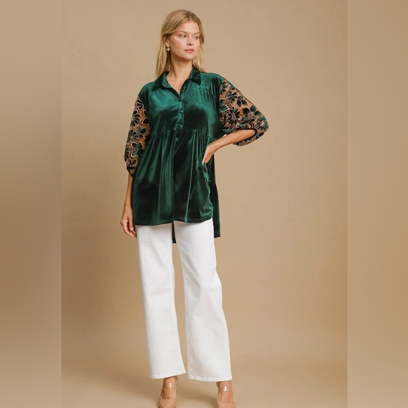 Elegant Green Velvet Blouse with Lace Sleeves - Picture 4 of 4